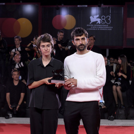 Los directores Yuval Abraham y Rachel Szor posan con el Premio Especial del Jurado por 'Naza'.