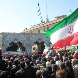 Ciudadanos iraníes en un funeral de oficiales del Ejército.