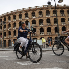 Imagen de archivo de un carril-bici en Valencia, considerada la segunda mejor ciudad española para moverse en bicicleta.