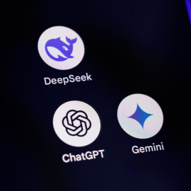 Los logos de las aplicaciones de inteligencia artificial DeepSeek, ChatGPT y Gemini.