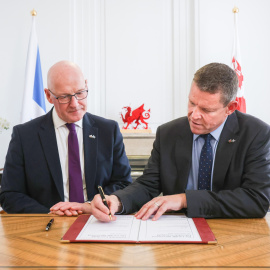 El primer ministro de Escocia, John Swinney (i), y el de Gales, Rhun ap Iorwerth, en la Cumbre de Cardiff, a 14 de septiembre de 2026.