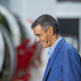 El presidente del Gobierno, Pedro Sánchez (c), visita las instalaciones de la empresa aeroespacial PLD Space, a 10 de septiembre de 2026, en Elche, Alicante