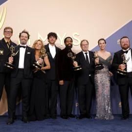 Miembros de la serie 'La maldición de Widow's Bay' durante la ceremonia de los Premios Emmy.