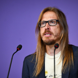 El secretario de Organización y portavoz de Podemos, Pablo Fernández, durante una rueda de prensa.