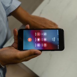 Los más jóvenes evitan siempre que pueden llamar por teléfono.