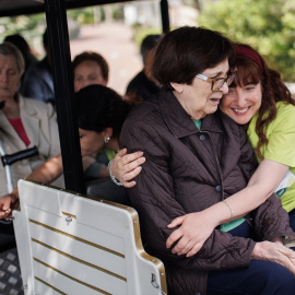 EuropaPress_5220969_trabajadora_residencia_casaverde_navalcarnero_abraza_usuaria_centro_tren