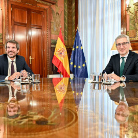 El ministro de Hacienda, Arcadi España (d), y el ministro de Cultura, Ernest Urtasun (i), durante una reunión en la sede del Ministerio de Hacienda, a 16 de septiembre de 2026
