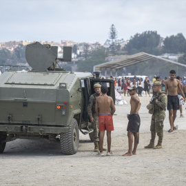 Varios militares patrullan el asentamiento de migrantes de la playa del Trampolín el pasado 14 de septiembre en Ceuta .