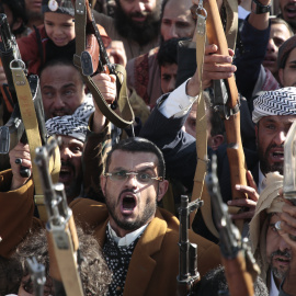 Partidarios de los hutíes de Yemen exhiben fusiles durante una manifestación en solidaridad con el pueblo de Gaza, en una imagen de archivo.