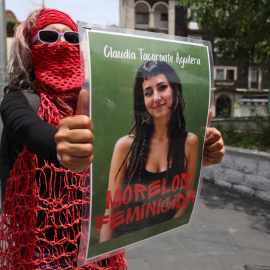 Una persona sostiene un cartel  con la imagen de Claudia Tacoronte durante una manifestación el pasado miércoles en Cuernavaca.
