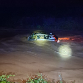 Imagen de un vehículo arrastrado por las lluvias en Barcelona