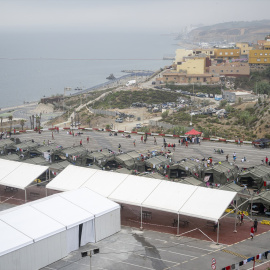 Varios inmigrantes acampados, a 5 de septiembre de 2026, en Ceuta.