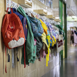Los pasillos llenos de mochilas en los colegios en el comienzo del curso escolar 2026-2027 en los colegios públicos y centros de Infantil.