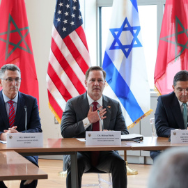 Los ministros de Asuntos Exteriores de Marruecos e Israel junto al embajador de EEUU en la ONU durante la firma del acuerdo, a 17 de septiembre de 2026.