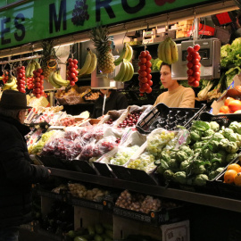 Una persona comprant fruita al mercat del Lleó