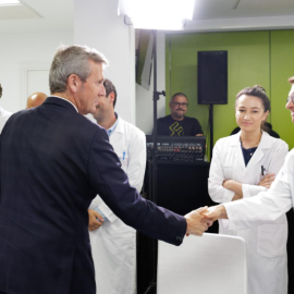 Alfonso Rueda, en una visita a un hospital, en una imagen de archivo.