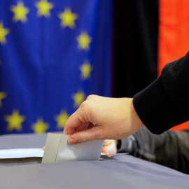 Una persona votando en Berlín, este domingo.