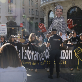 Tres asociaciones de víctimas de la DANA ante el Congreso de los Diputados, a 21 de septiembre de 2026.