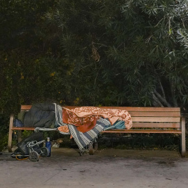 Una persona dormint en un banc a Barcelona  (dijous 04 de desembre del 2025)