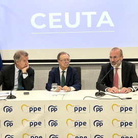 El presidente del Partido Popular, Alberto Núñez Feijóo; el presidente de Ceuta, Juan Jesús Vivas, y  el presidente del EPP, Manfred Weber, durante una rueda de prensa, en la Biblioteca pública Adolfo Suárez, a 21 de septiembre de 2026, en Ceuta.