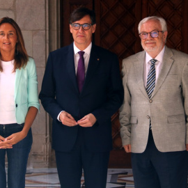 El president del Govern, Salvador Illa, amb la consellera d'Educació, Esther Niubó, i el president del Consell d'Educació de Catalunya, Joan Manuel del Pozo. 21/09/2026