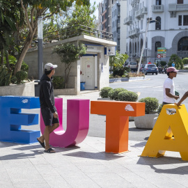 Varios menores migrantes pasean por el centro de la ciudad de Ceuta, a 29 de agosto de 2026.