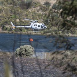 Imagen archivo de un helicóptero apagando un incendio en Ciudad Real.