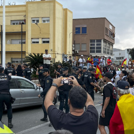 Decenas de personas se han concentrado coincidiendo con la llegada a la ciudad autónoma de integrantes del colectivo ‘Negu Gorriak/Derecho a Techo’