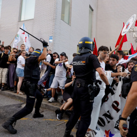 Carga policial contra los centenares de manifestantes este lunes en la celebración de un acto de Vox en Santiago de Compostela.