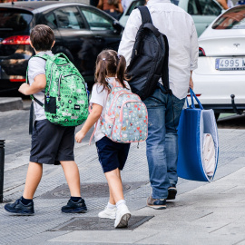 Dos niños de camino a la escuela, a 7 de septiembre de 2026, en Madrid.