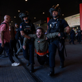 Agentes de policía detienen a manifestantes durante la inauguración de The District 2026, a 22 de septiembre de 2026, en Madrid