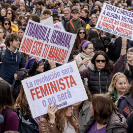 Varias mujeres portan pancartas en la manifestación por el Día de la Mujer, a 8 de marzo de 2026, en Madrid.