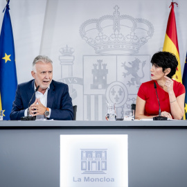 El ministro de Política Territorial y Memoria Democrática, Ángel Víctor Torres, y la ministra de Inclusión; Seguridad Social y Migraciones y portavoz del Gobierno, Elma Saiz, durante la rueda de prensa posterior al Consejo de Ministros, a 22 de septiembre