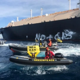 Los activistas de Greenpeace bloquean la entrada de un barco al puerto de Sagunto, a 26 de octubre de 2021.