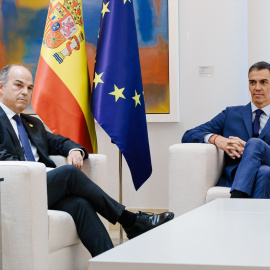 El secretario general de Junts, Jordi Turull (i), y el presidente del Gobierno, Pedro Sánchez (d), durante un encuentro, en el Palacio de La Moncloa, a 17 de junio de 2025