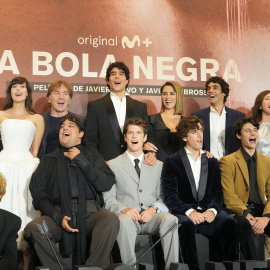 El elenco de 'La bola negra' durante su presentación de la película en el Festival Internacional de San Sebastián.