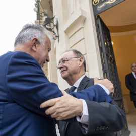 El ministro de Política Territorial, Ángel Víctor Torres, y el presidente de Ceuta, Juan Jesús Vivas, durante una reunión en la aede de la Presidencia de la ciudad autónoma.