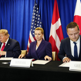 El presidente de Estados Unidos, Donald Trump, la primera ministra de Dinamarca, Mette Frederiksen, y el primer ministro de Groenlandia, Jens-Frederik Nielsen, firmando el acuerdo.