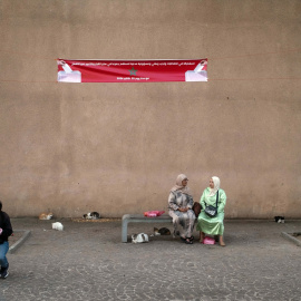 EuropaPress_7793015_september_22_2026_essaouira_morocco_people_sit_beneath_an_election_banner