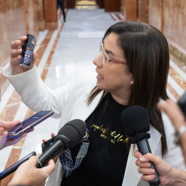 La diputada del PP, Ana Vázquez, con un bote de gas pimienta en el Congreso.