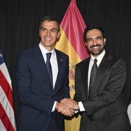El presidente Pedro Sánchez saluda al alcalde de Nueva York, Zohran Mamdani, durante un acto.