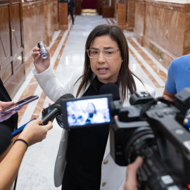 La diputada del PP, Ana Vázquez, tras ser expulsada por llevar un bote de gas pimienta durante una sesión de control al Gobierno, en el Congreso de los Diputados.