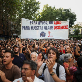 Decenas de personas durante una concentración frente al ático de Chamberí tras el desahucio de Maricarmen, a 23 de septiembre de 2026, en Madrid (España).
