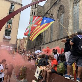 Estelada e Ikurriña en el Fossar de les Moreres de Barcelona durante concentración de la Diada. MD