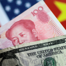 FILE PHOTO: U.S. dollar and China yuan notes are seen in this picture illustration June 2, 2017. REUTERS/Thomas White/Illustration/File Photo