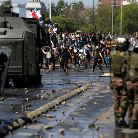Demonstrators face off against the police during a protest against Chile's state economic model in Santiago October 20, 2019. REUTERS/Edgard Garrido