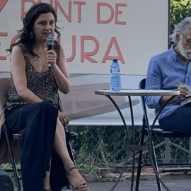 Tània Juste y Enric Tubert durante el coloquio sobre el libro 'Amor a l'art', en Agullana (Alt Empordà)