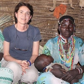 Almudena Hernando en trabajo de campo con mujeres dats’in (Etiopía). Febrero de 2016. Foto de Kedija Mustefa.