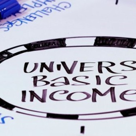 Renta básica universal ('Universal Basic Income', o UBI), escrito en una mesa en el Foro de Davos de 2018. REUTERS/Denis Balibouse