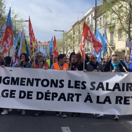 Miles de personas se manifiestan en Perpinyà contra la reforma de las pensiones. Título de la pancarta ‘Subamos los salarios y no la edad para jubilarse’ (6 de abril 2023). Foto de Marià de Delàs.